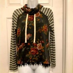 Rewind Juniors Soft Cowl Neck Lace Bottom Sweater Size Small‎